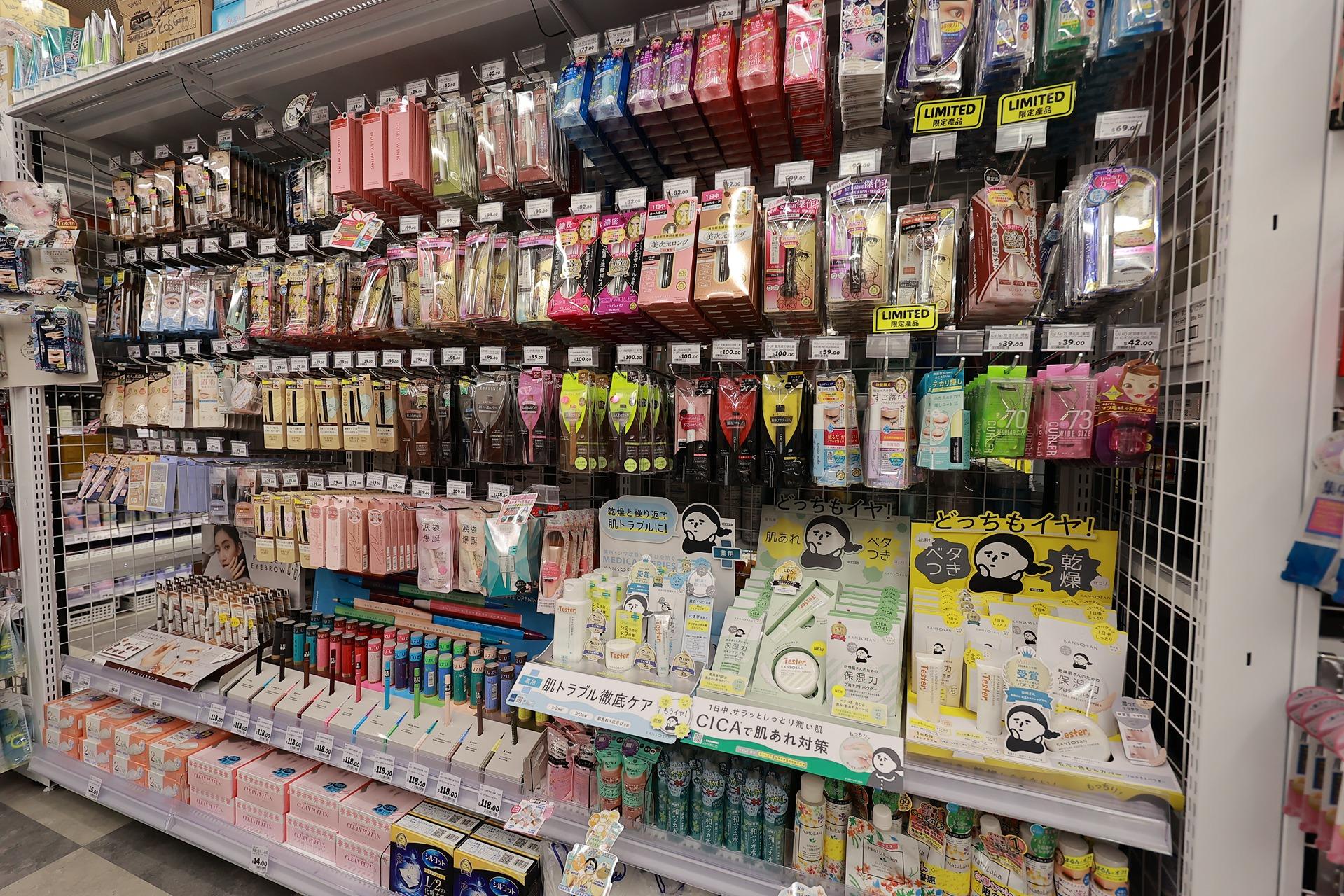 大國藥妝新店面積3,500呎,分成主打商品、美妝、保健產品、零食、牙齒護理、清潔用品及生活用品多個區域。