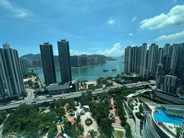 單位望藍巴勒海峽海景及汀九橋景,屬御凱罕有放盤。(代理提供)