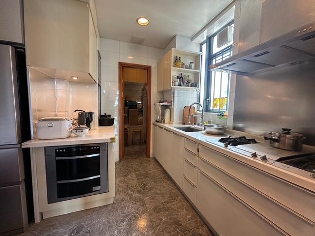 廚房面積非常闊落。(代理提供)