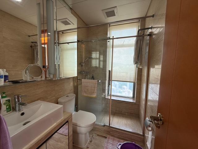 浴室設有大窗,光猛通爽。(代理提供)