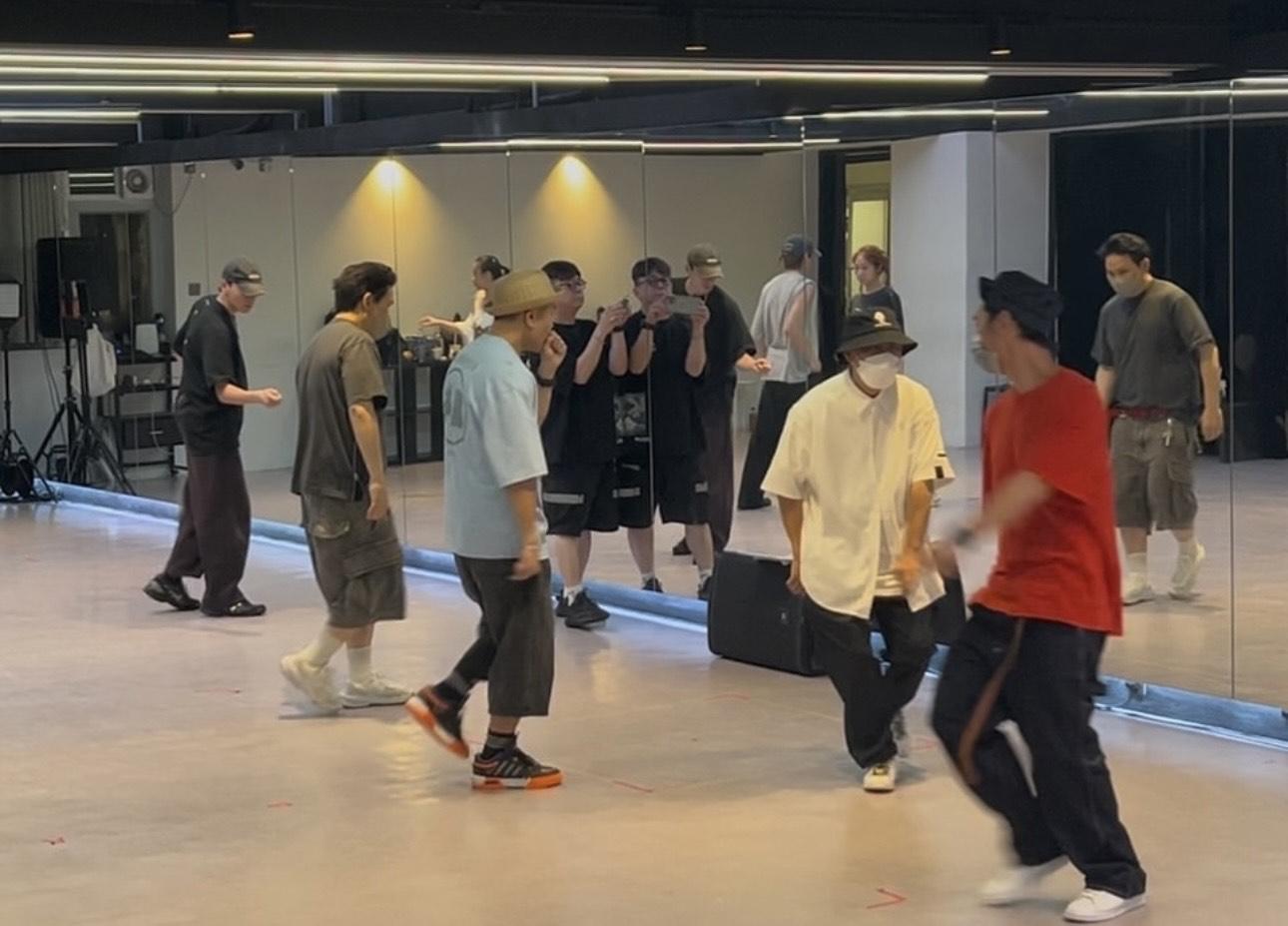 距離開騷還有一星期多,近日4子密鑼緊鼓綵排和練歌。