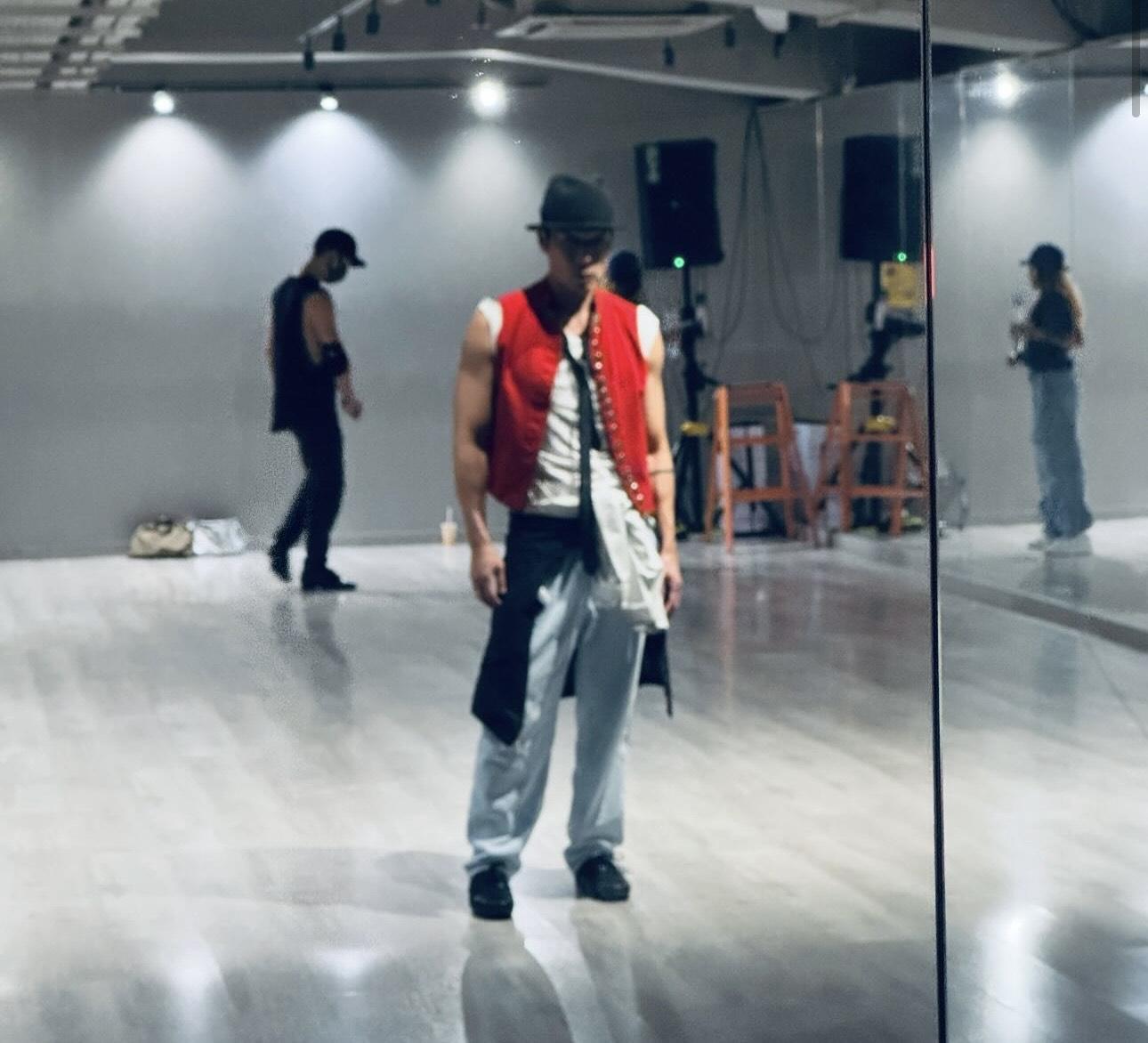 許志安同樣亦在社交網大曬操肌成果。