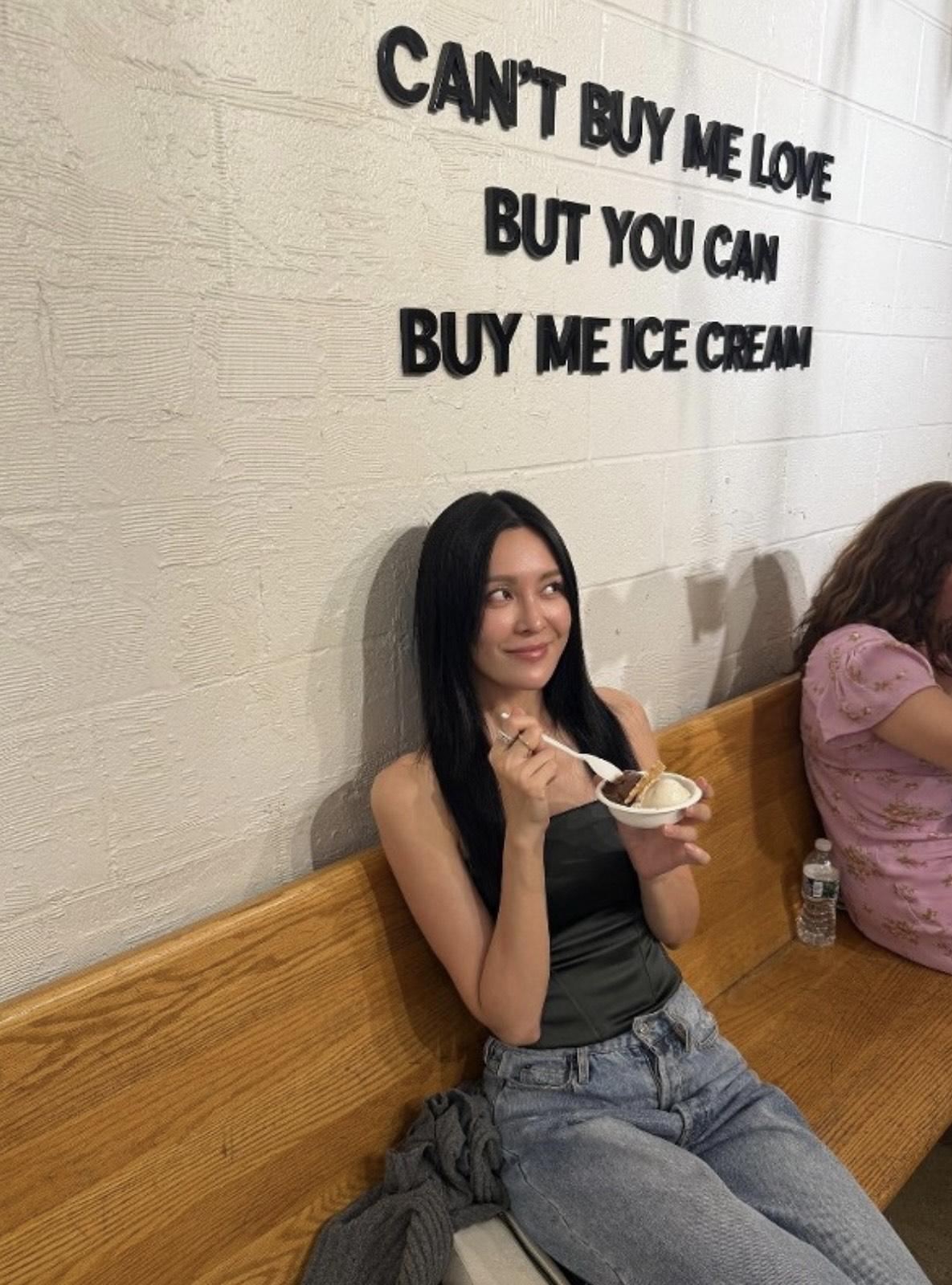 張曦雯現正身處在美國努力療情傷,拎住雪糕強顏歡笑。