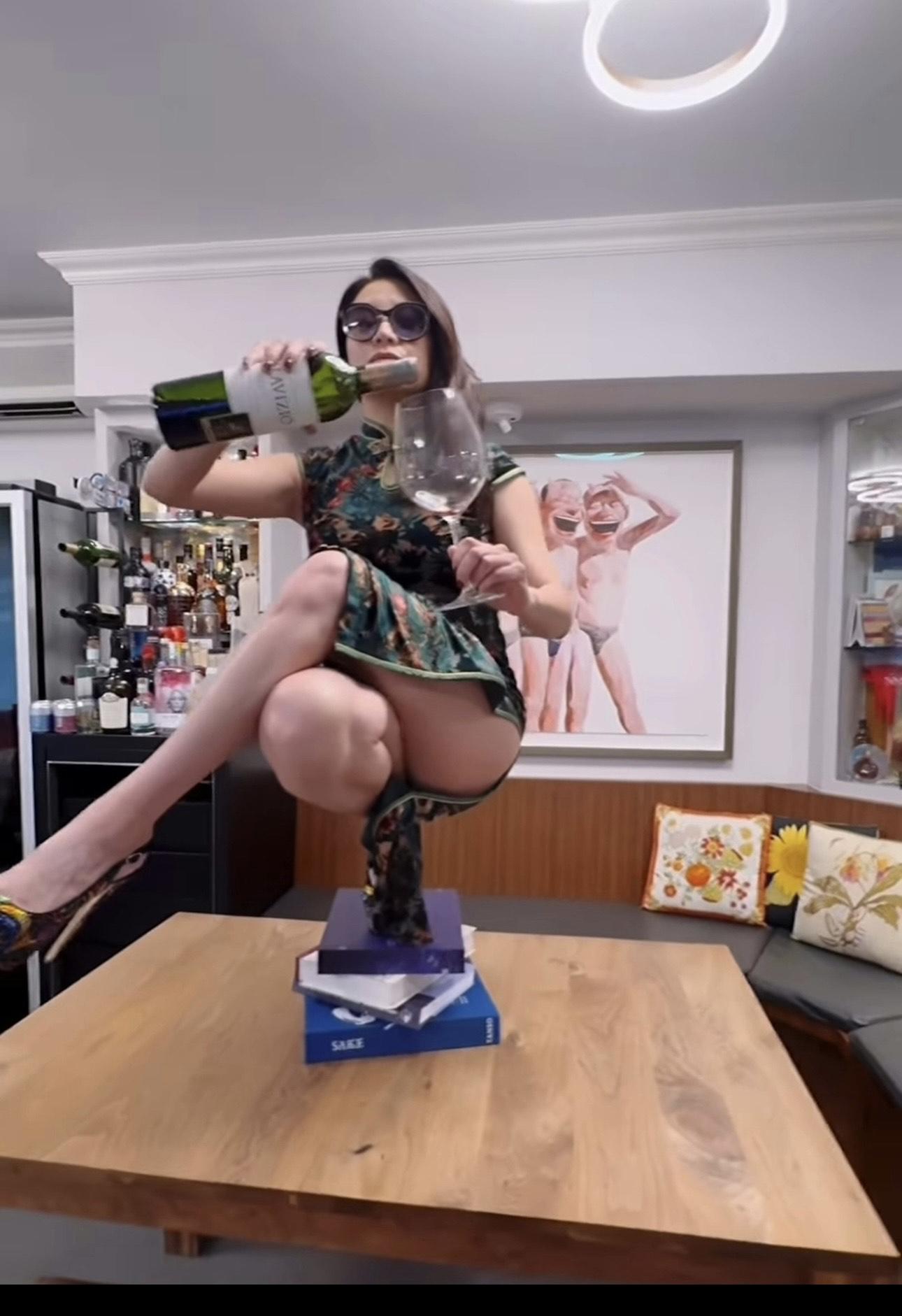 廖碧兒為完成挑戰險走光。