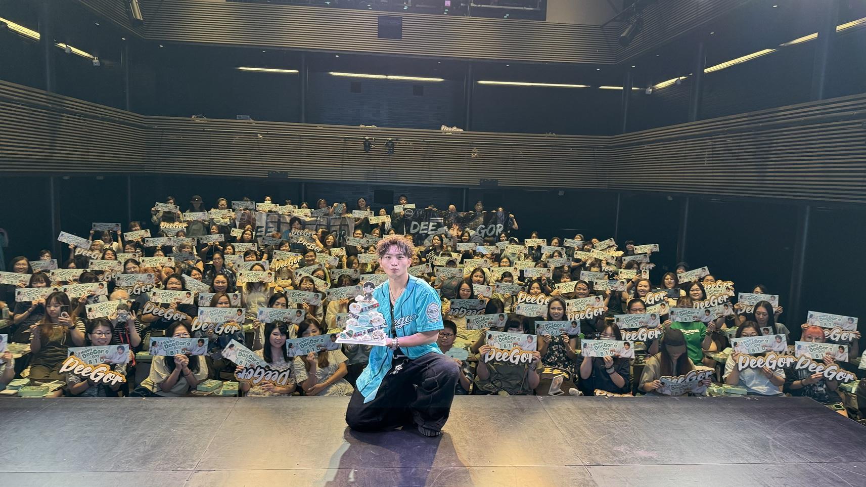 何啟華Dee哥獲fans搞生日會預祝生日,捧著蛋糕與fans大合照。