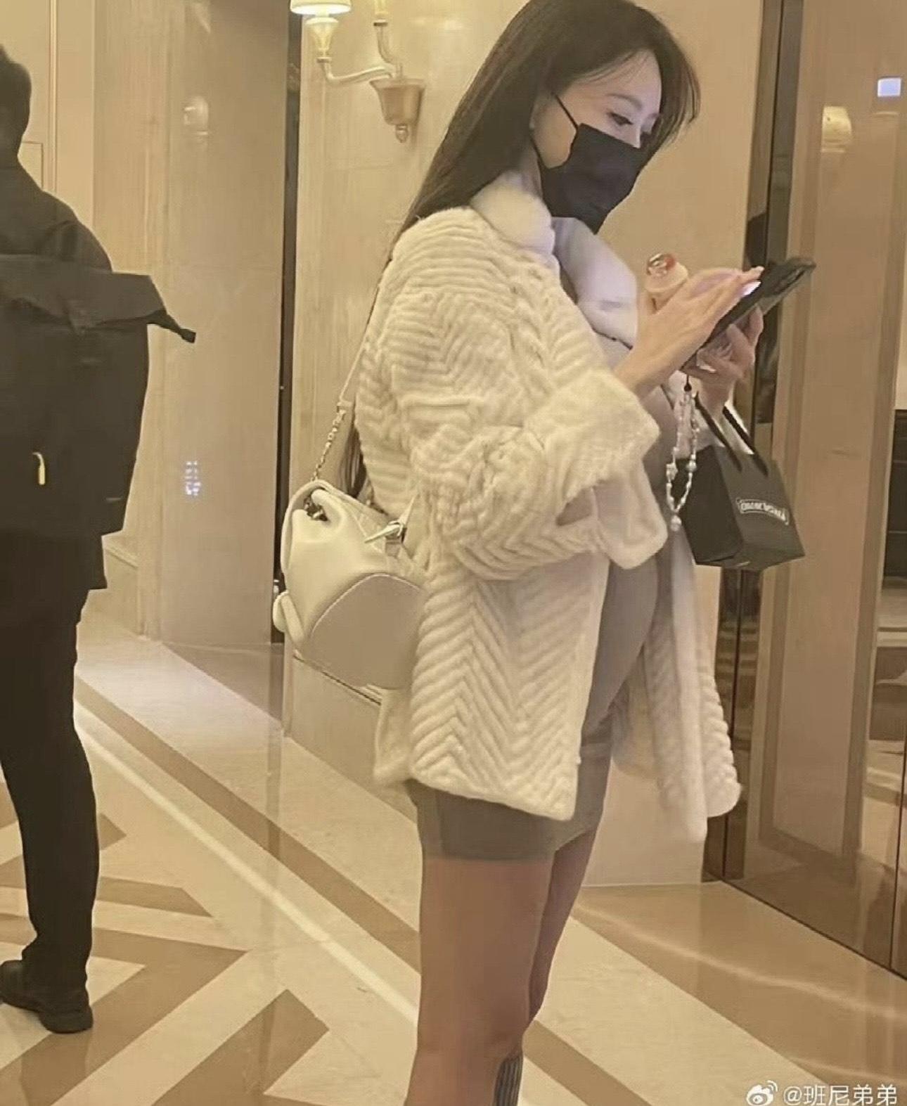 葉珂挺著孕肚出現在公眾場合。