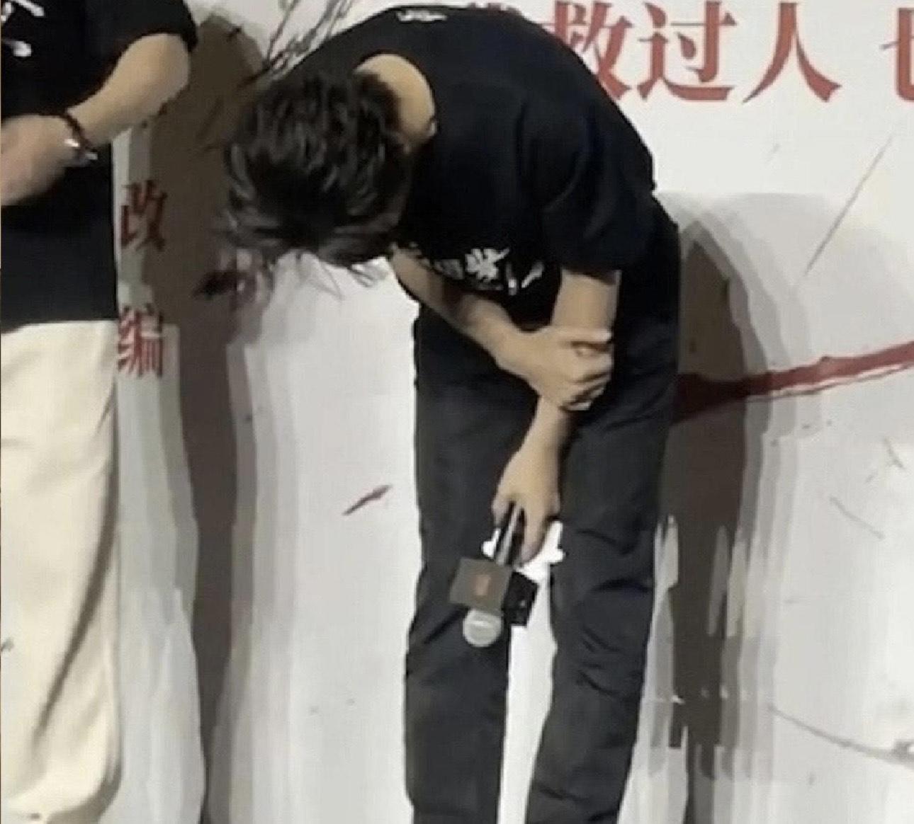 黃曉明自公開戀情後,事業大受影響,一度在活動上哽咽向公眾鞠躬道歉。