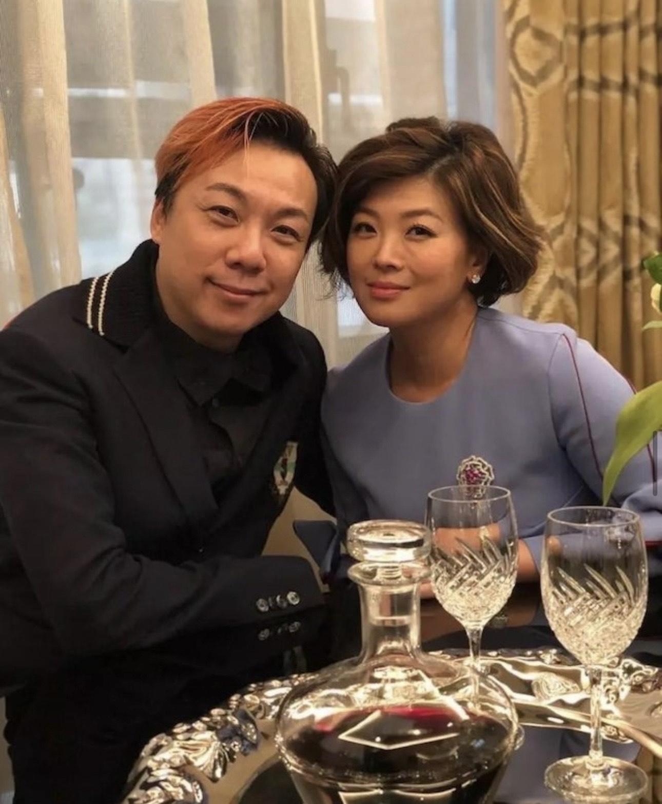 李明慧近年回流返香港,並與有「天下第一關」之稱的鄭紹康相聚。