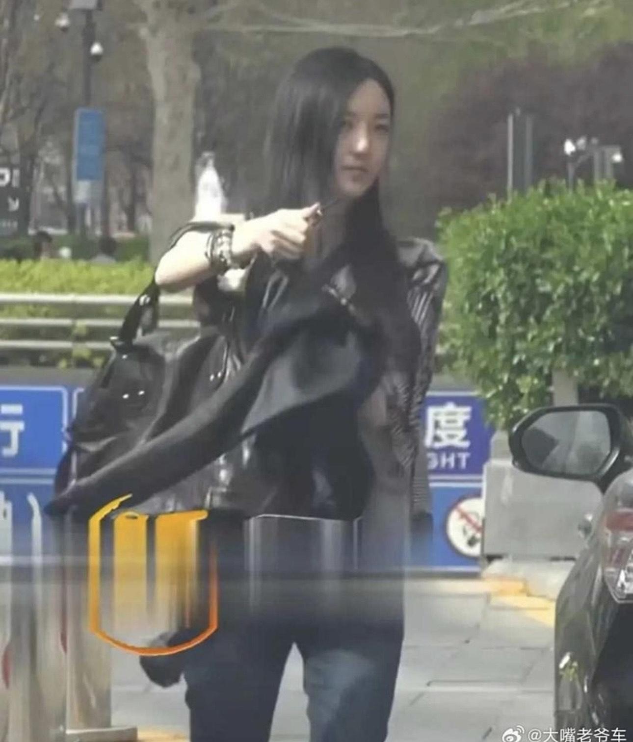 李嫣5月時已被網民捕獲揸住過百萬名車出入 。