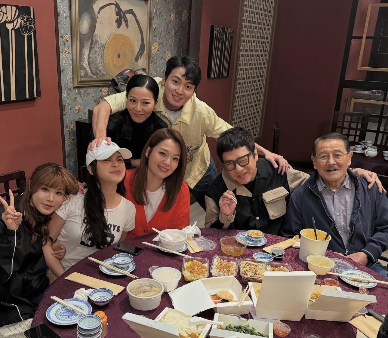 姚焯菲與《愛‧回家》一眾演員飯聚。