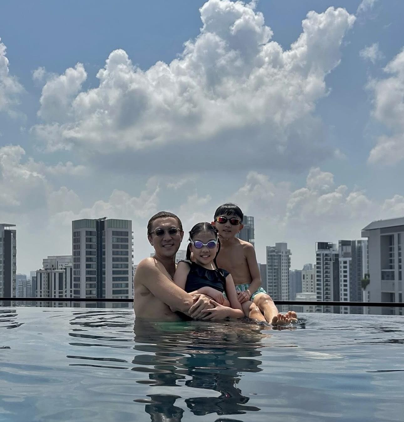 譚俊彥亦不輸蝕,半裸上身大騷麒麟臂。