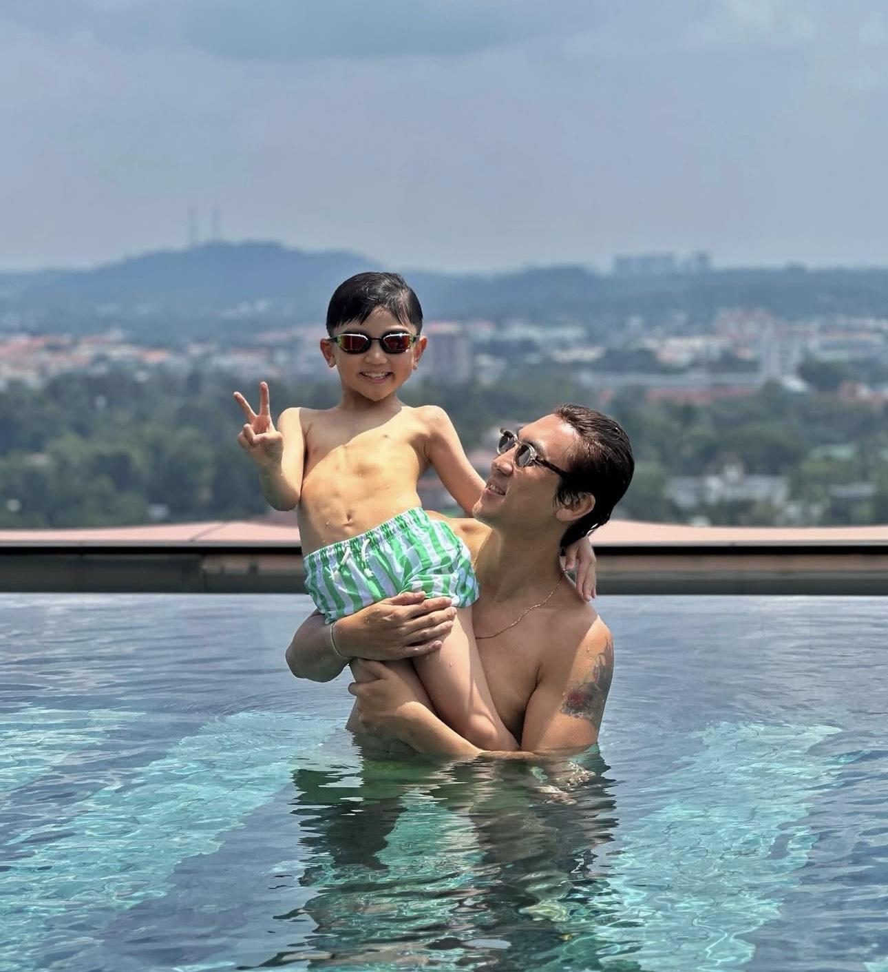 譚俊彥玩水享受天倫樂。