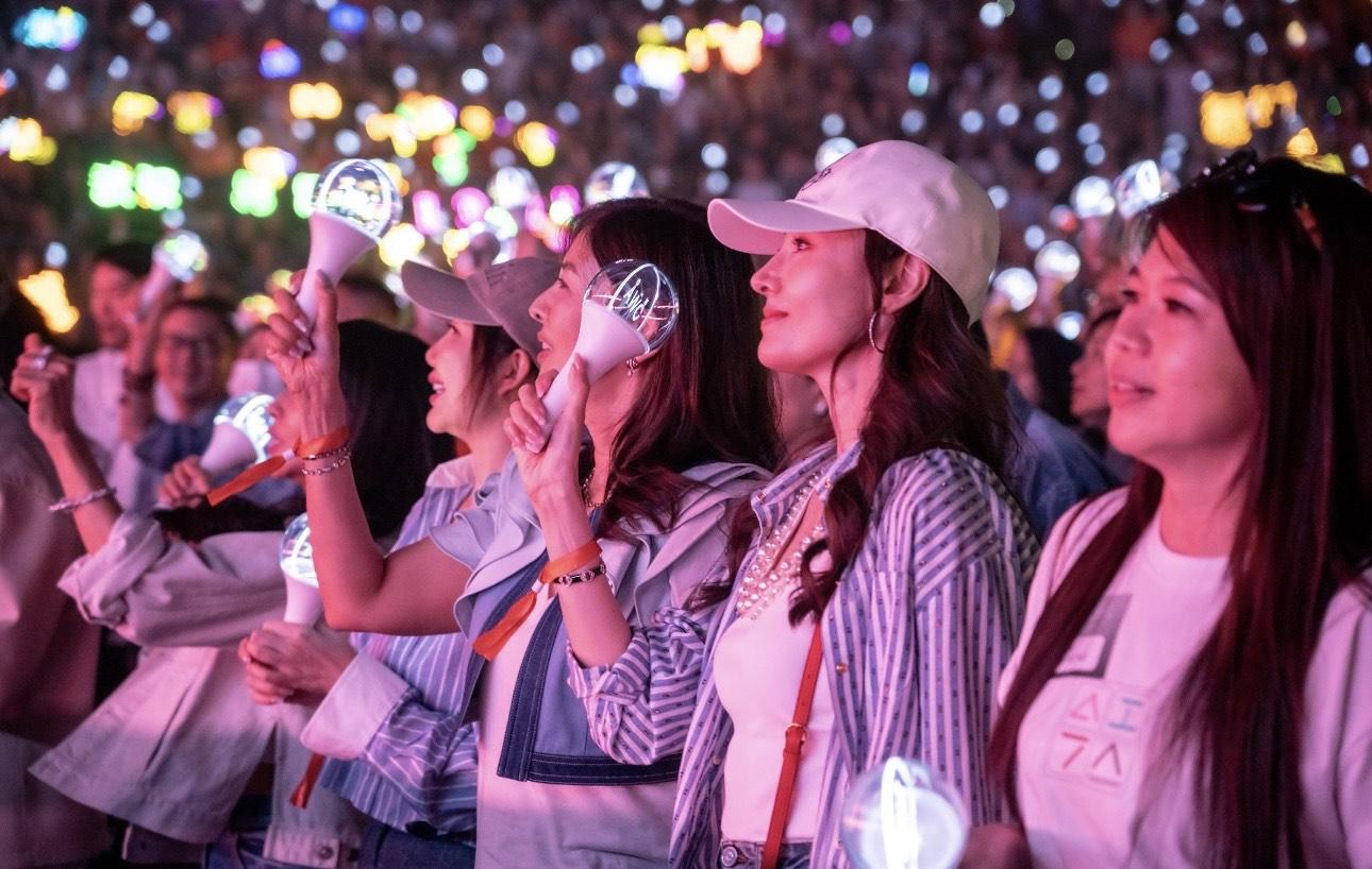 李嘉欣激罕現身。