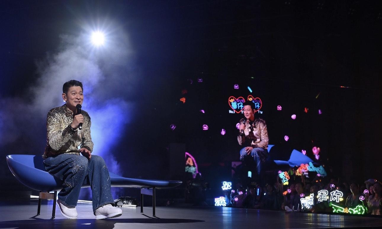 劉德華被fans感動得哽咽起來。