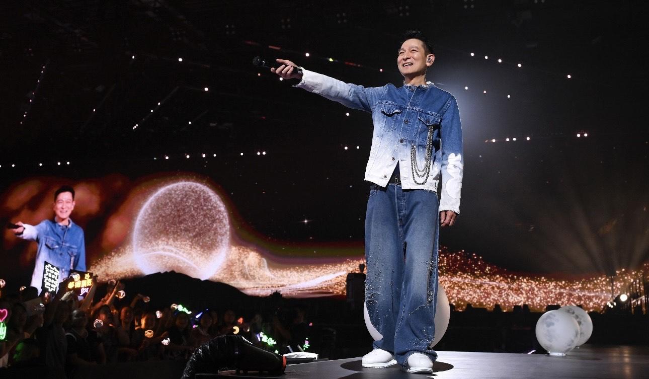 演唱會在兩度encore 才圓滿結束。