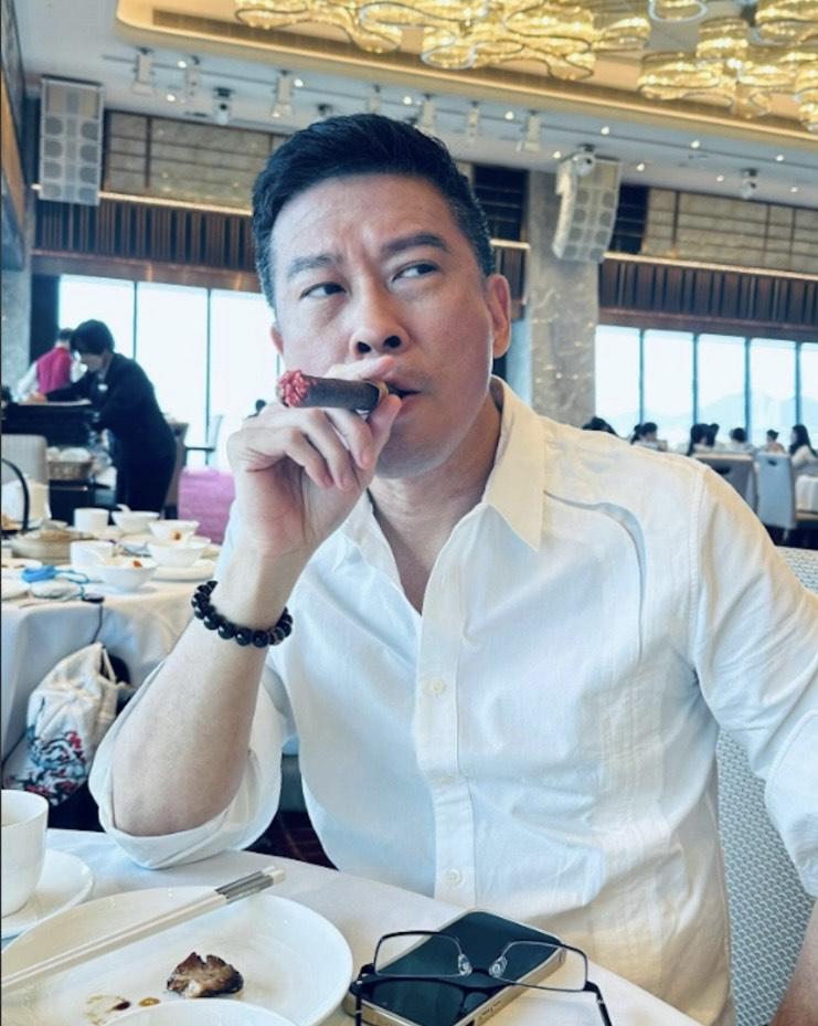 去年8月,張佳添與甄采浠不約而同在社交網分享食「春卷雪茄」相。