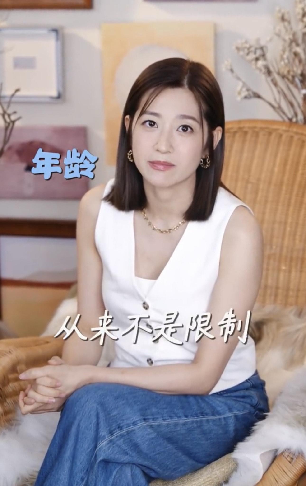 陳自瑤為了直播努力熟讀一疊厚厚的稿。