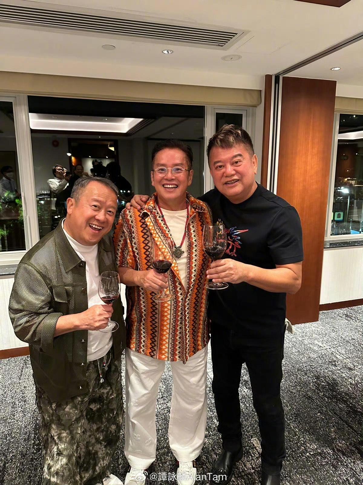 陳百祥跟譚詠麟搭晒膊頭合照,笑容燦爛。