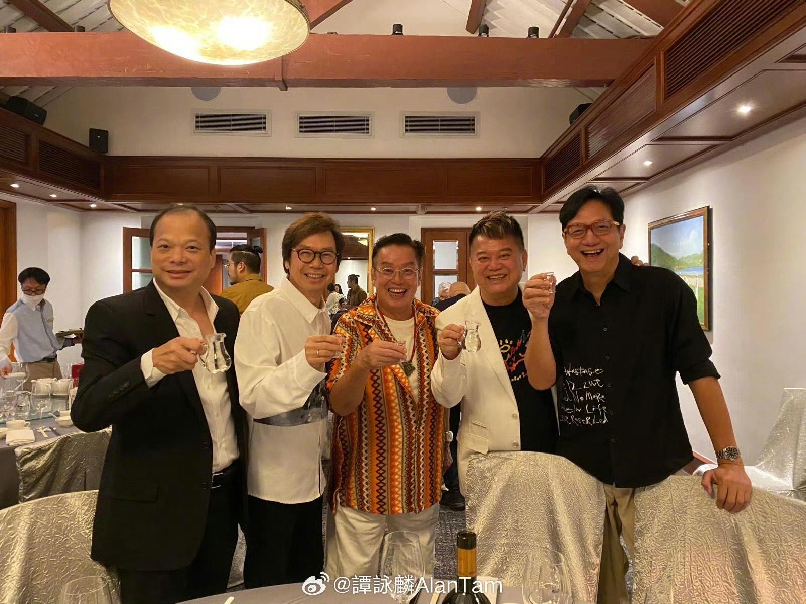 譚詠麟獲一眾好友曾志偉、陳友、彭健新等為他大搞生日派對。