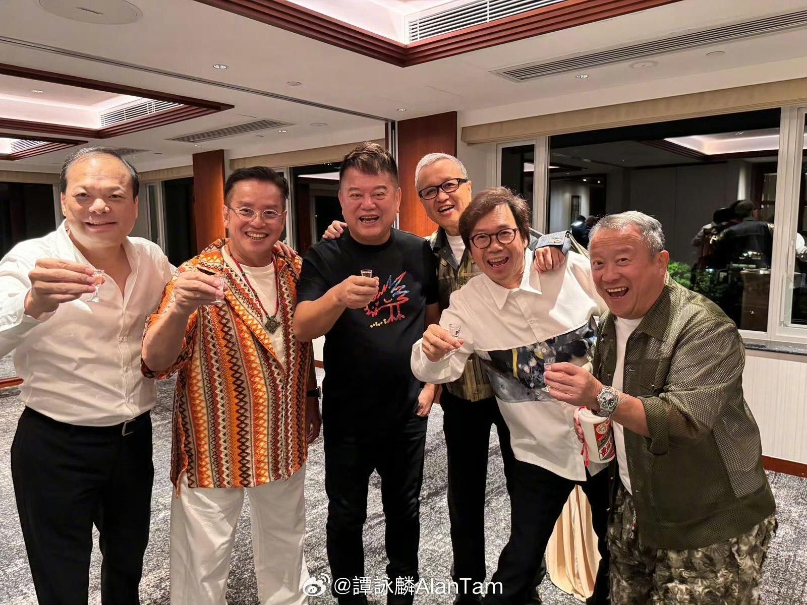 譚詠麟(阿倫)與陳百祥(阿叻)出名老友鬼鬼,不過,二人在去年卻傳出因「明星足球隊」反目