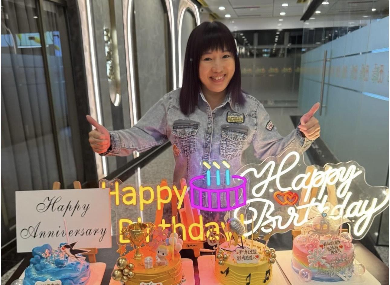 梅小青自嘲監製上身狂改蛋糕祝福語。