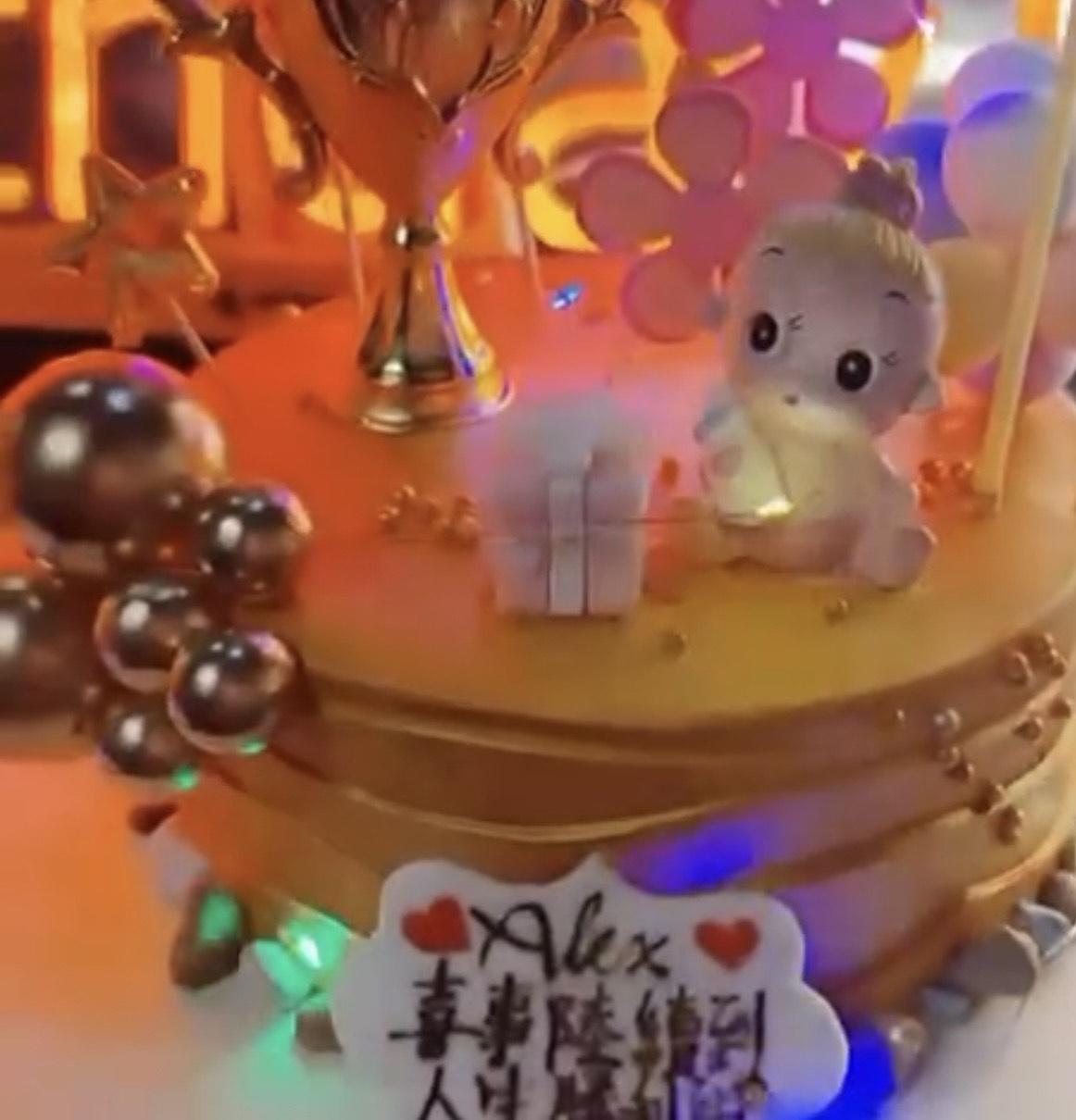 梅小青大搞派對與好友共聚,場面熱鬧。