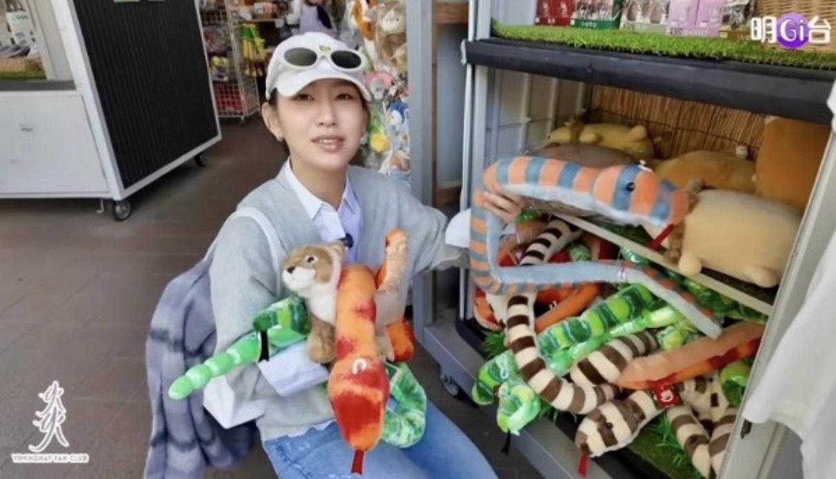 炎明熹開心遊福岡動物園,又買公仔,充滿童心。