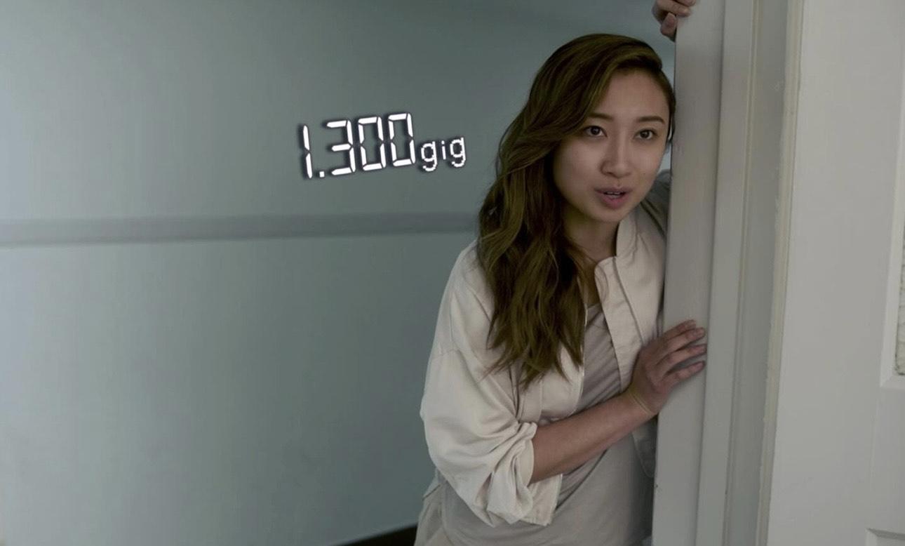 苗彤大學畢業後留在加拿大發展。