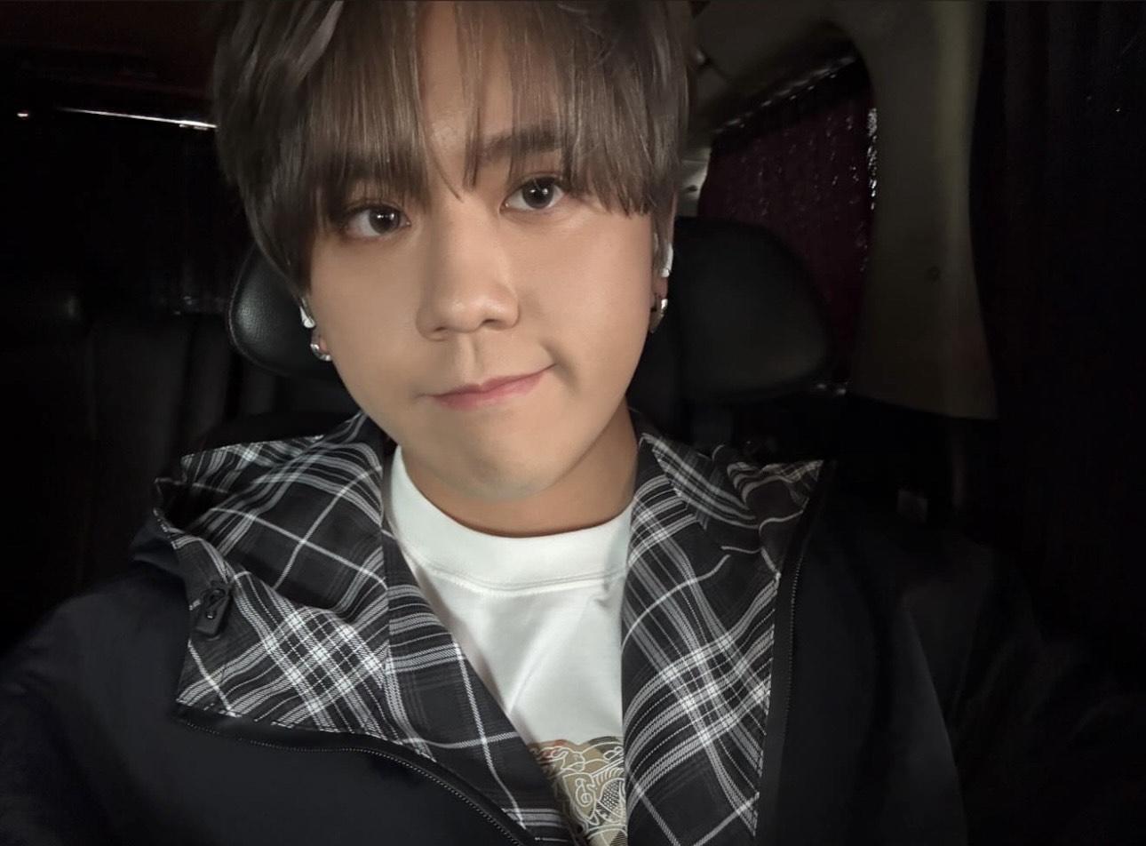 姜濤未有戴上口罩,心情大靚。