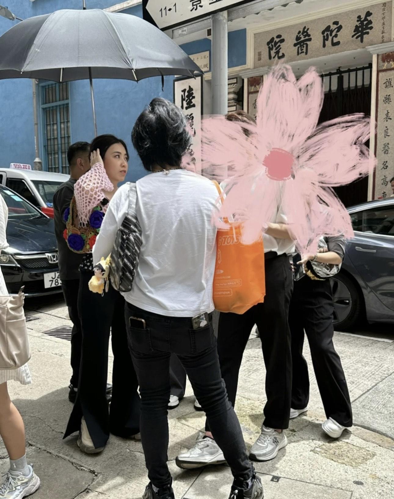 甘比親民現身灣仔排隊食麵,排隊期間,有保鑣擔遮傍實。