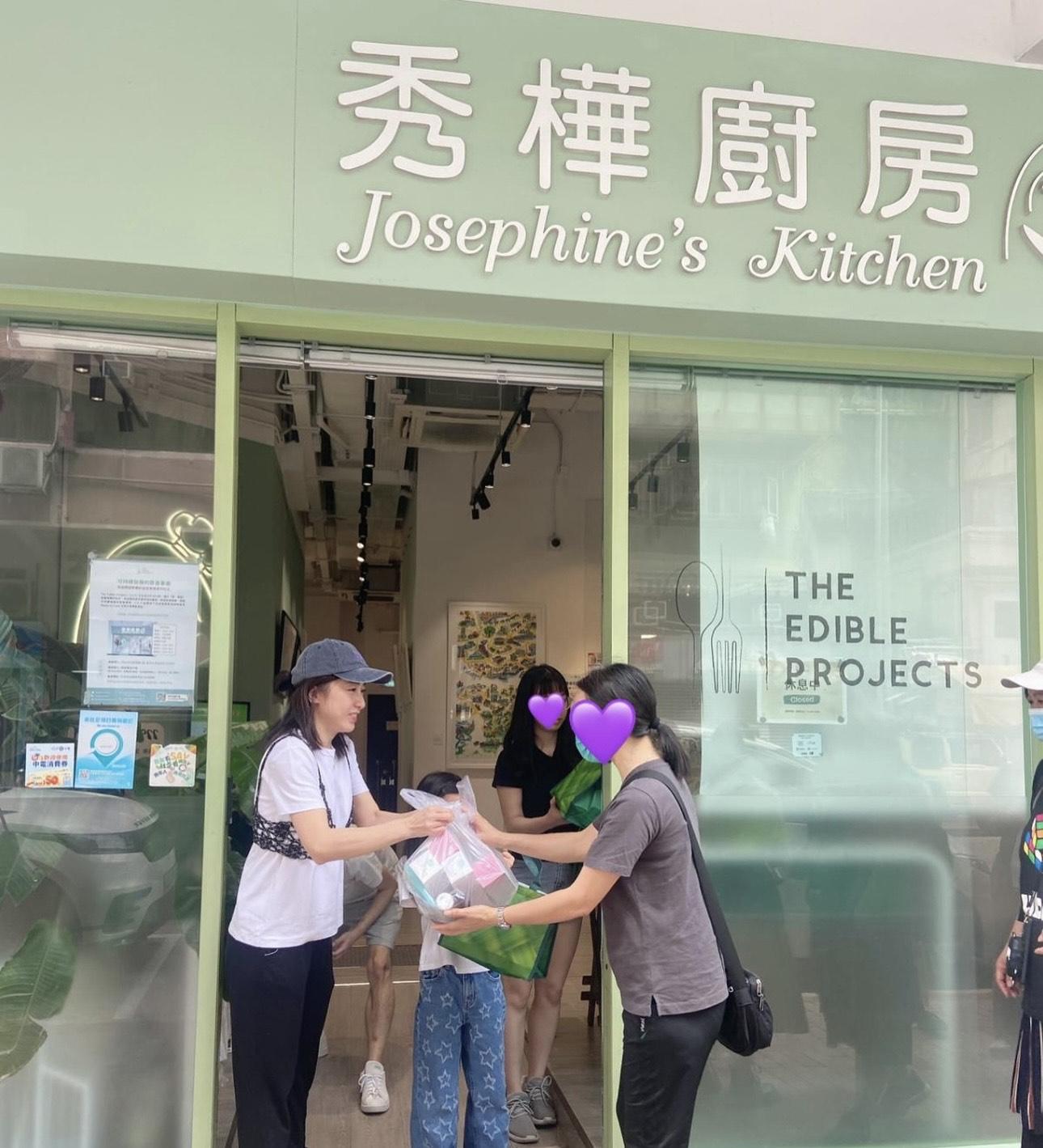 甘比生活一向貼地,不時帶子女做善事。