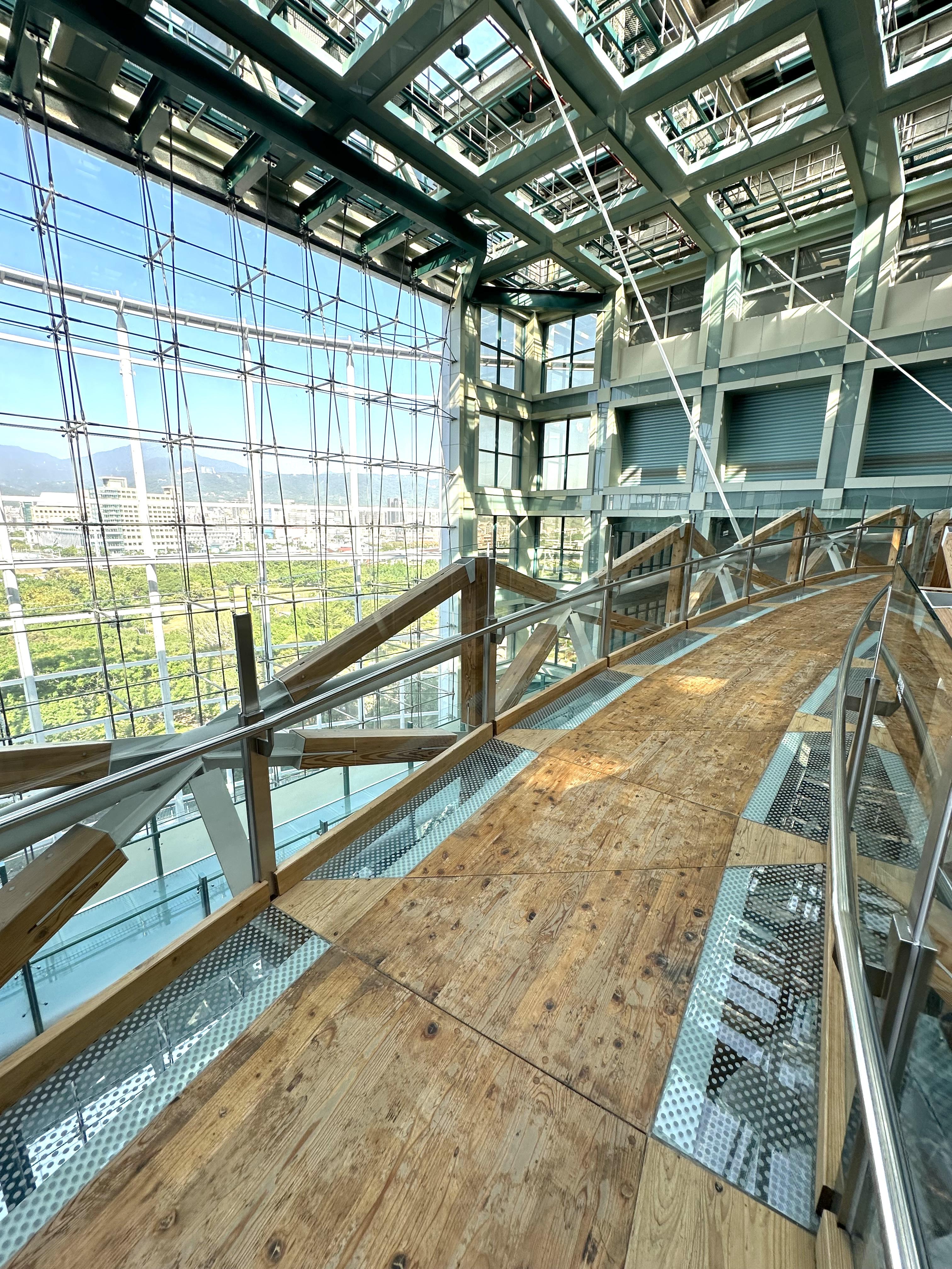 漫步橋上,透過落地窗還可遠眺基隆河畔美景。