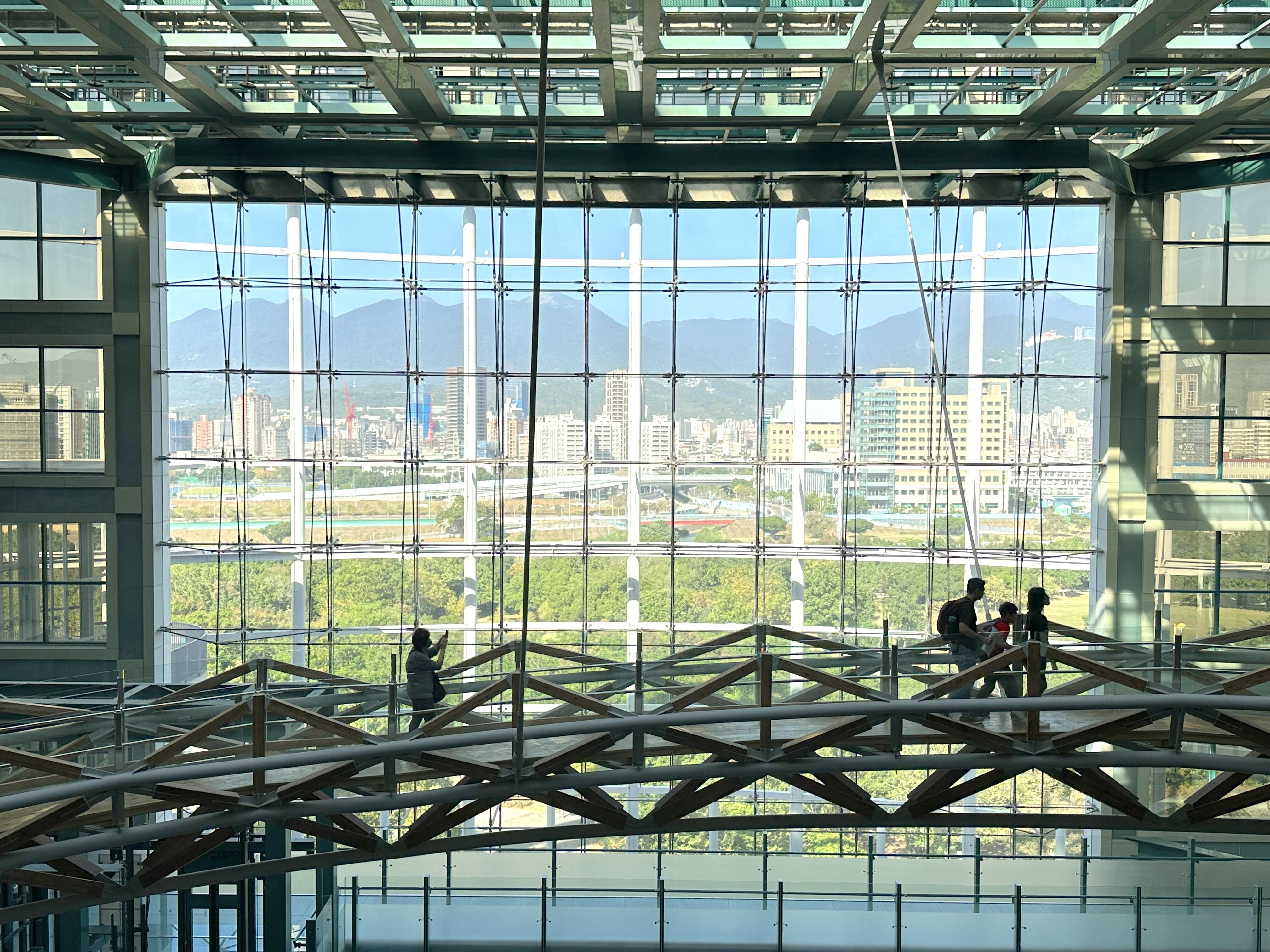 橫跨科教館8至9樓的「博物館之橋」,被譽為台北最美的空中步道。