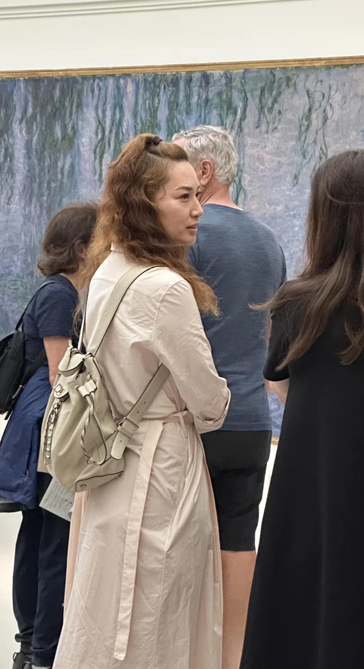 今年6月有網民在小紅書分享在法國巴黎橘園美術館偶遇徐子珊,意外曝光她的最新容貌。