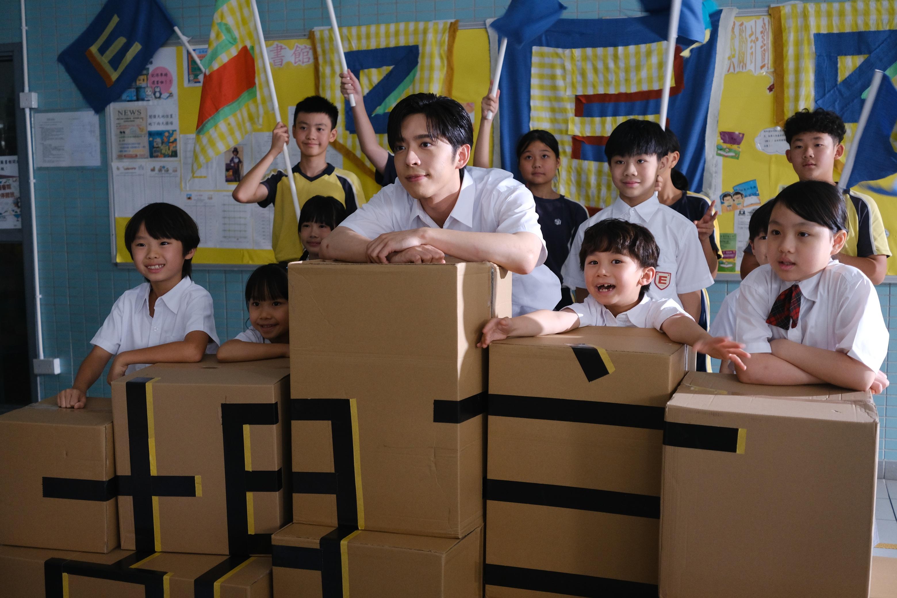 Edan重返小學母校與師弟師妹拍MV。