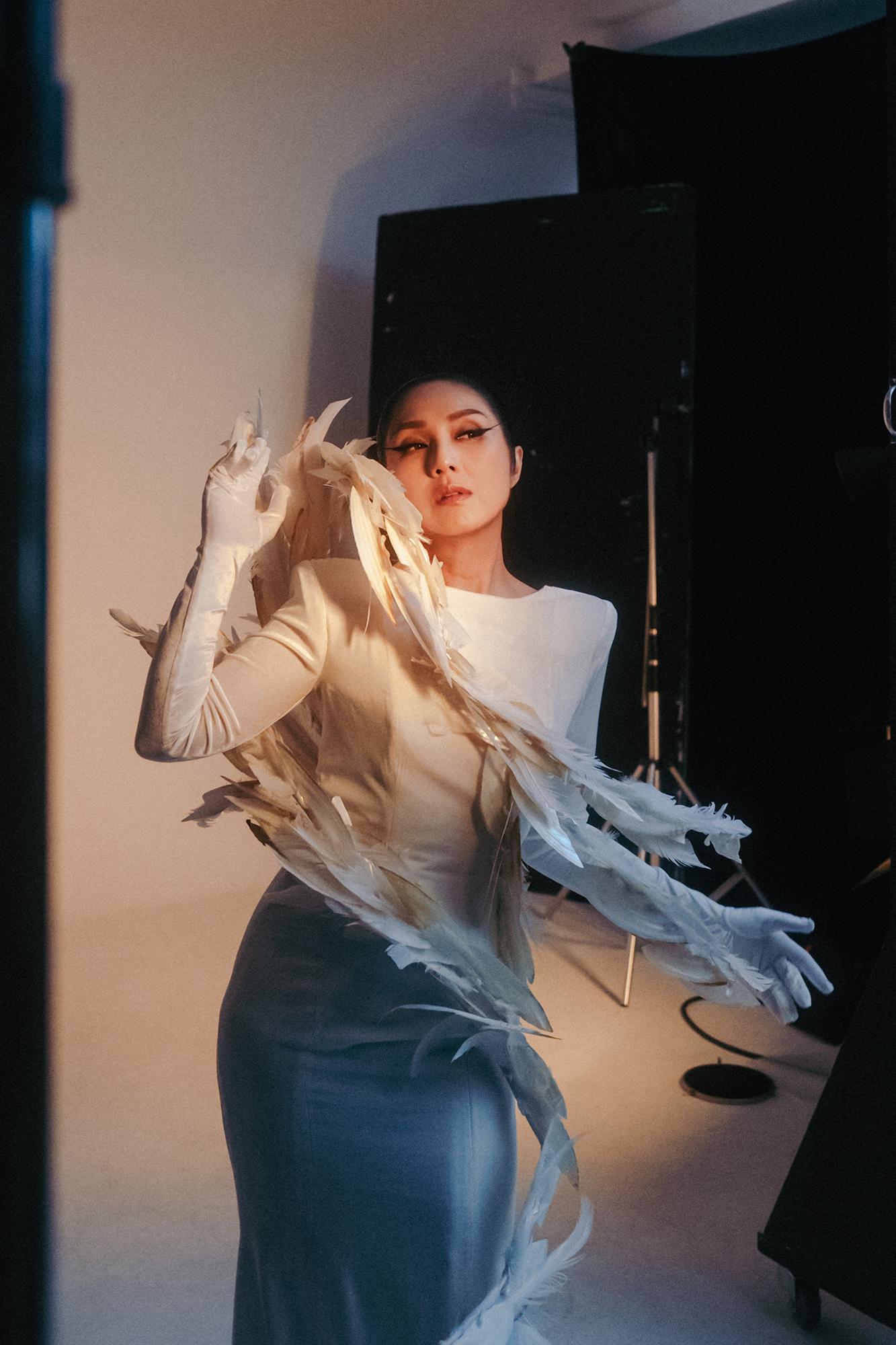 楊千嬅表示今次海報的精髓就是「Live My Life」。