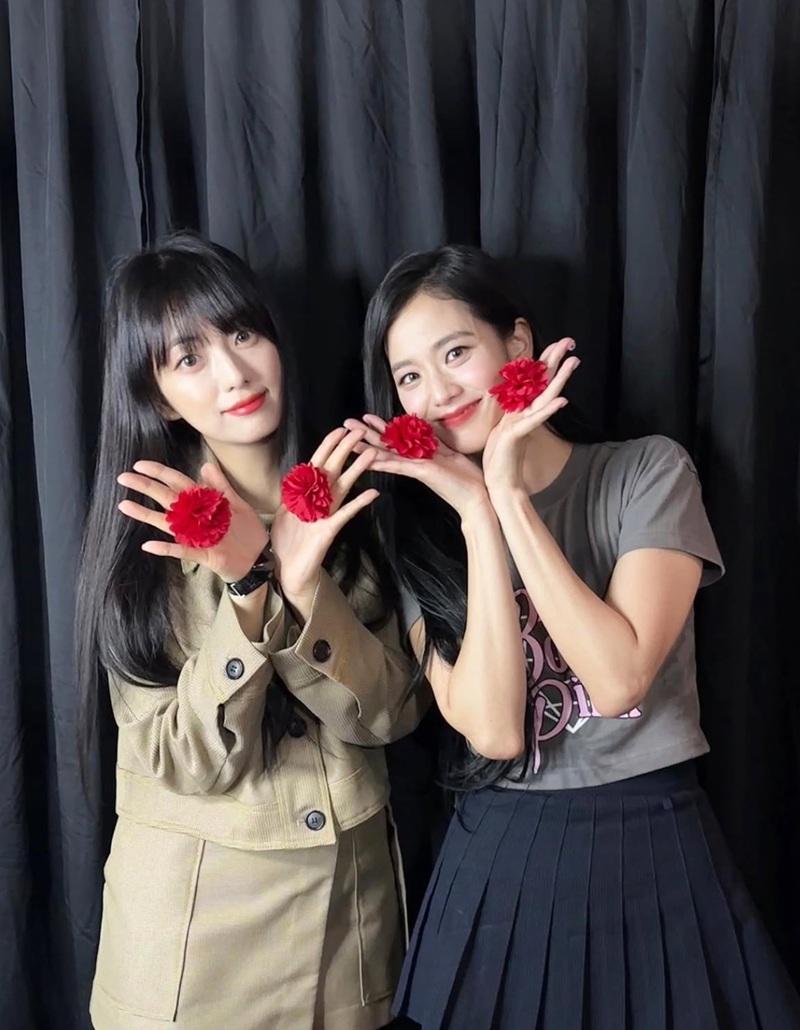 而姊妹相差5年,連個樣都差唔多。