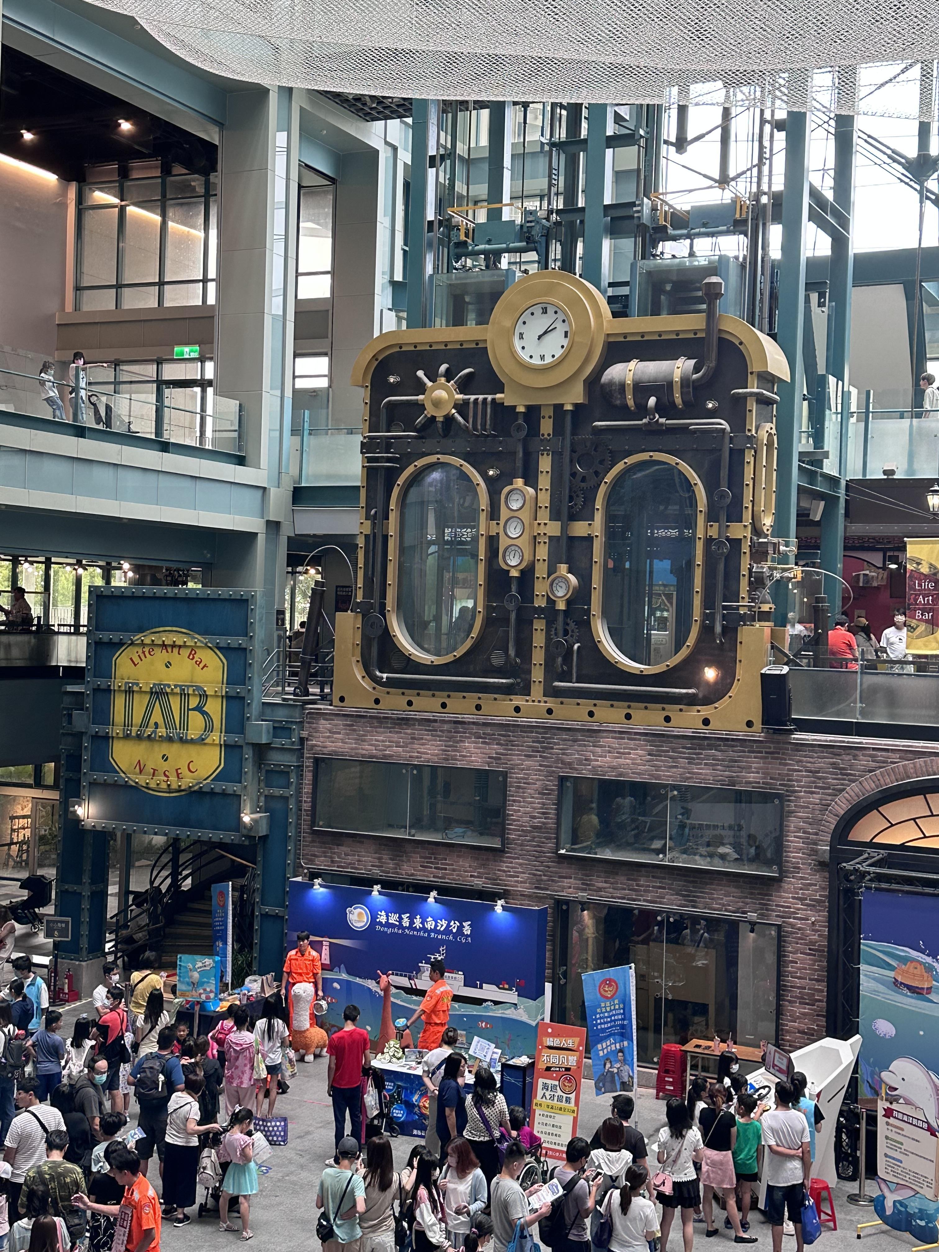 1樓大堂的巨型電梯,外型如同時光機般,小朋友最愛。