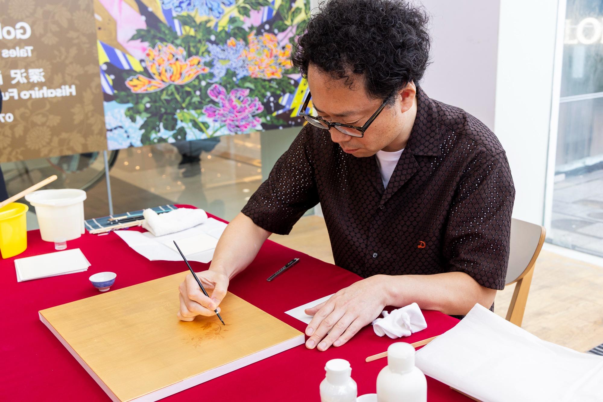 在展覽開幕活動,深沢尚宏特別示範金箔工藝與繪畫技法,細心講解每個步驟的技術要點,展示這項傳承千年的珍貴工藝。