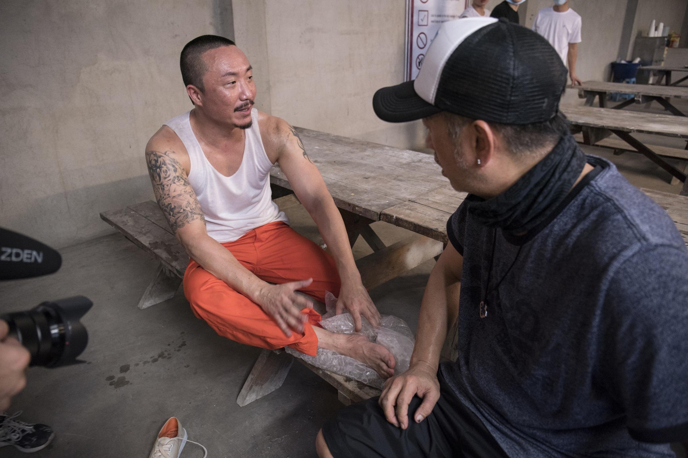 鄭中基對於未正式roll機拍《阿龍》即告骨裂受傷,感到不憤氣。