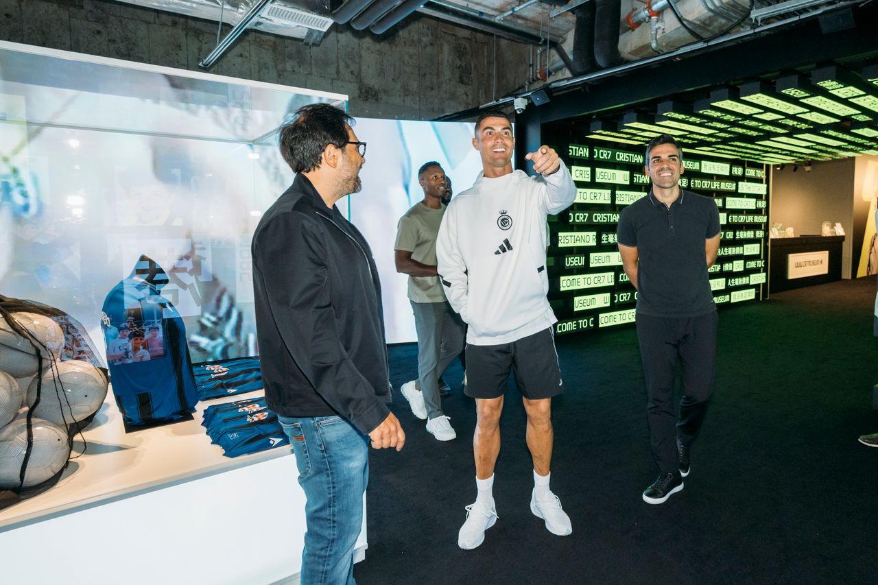 沙特超級盃|C朗前往K11的CR7 Life Museum Hong Kong展館參觀。(大會提供)