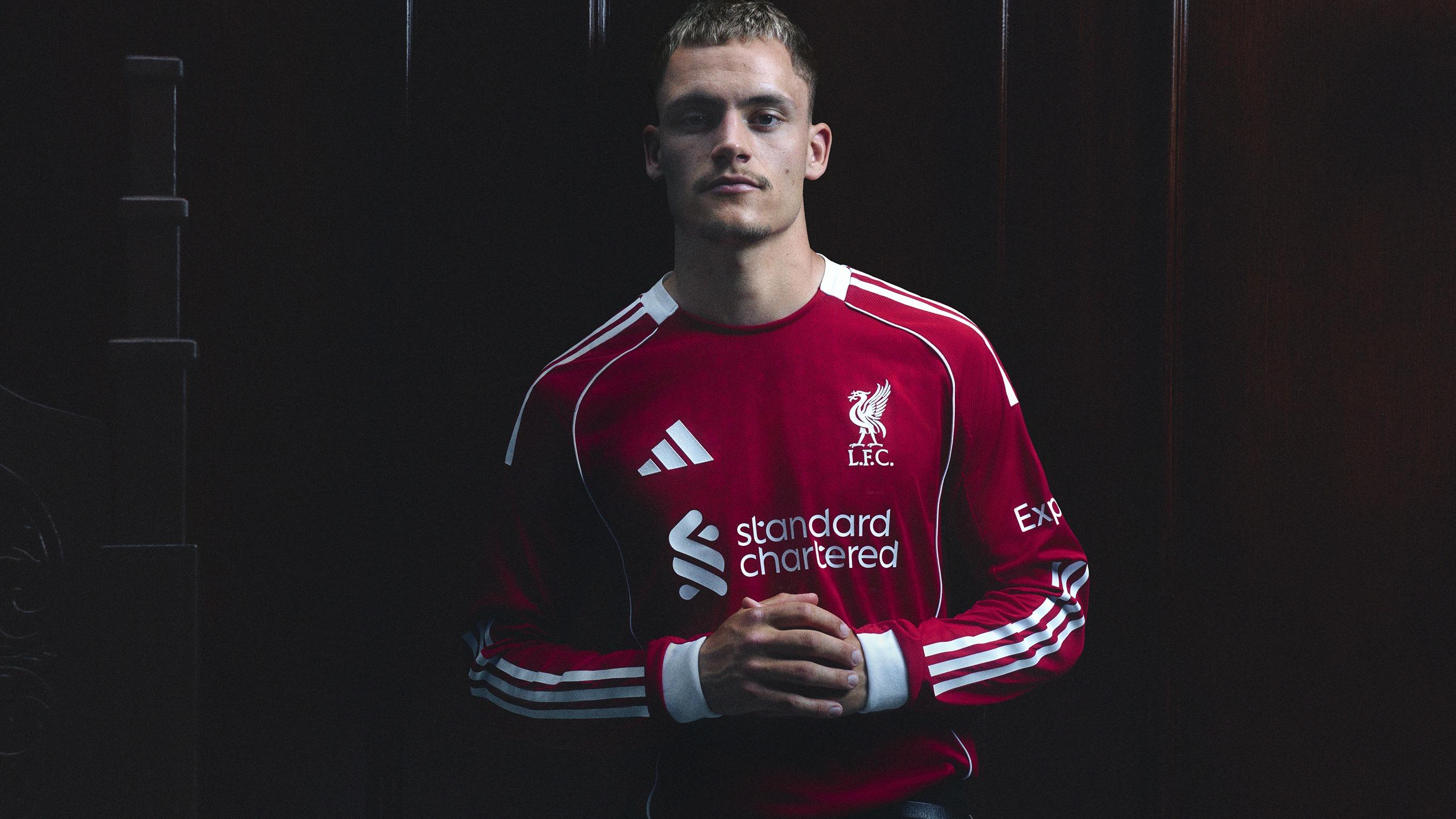 利物浦主場戰袍以深邃的紅色為基調，白色adidas三間條紋貫穿衣袖