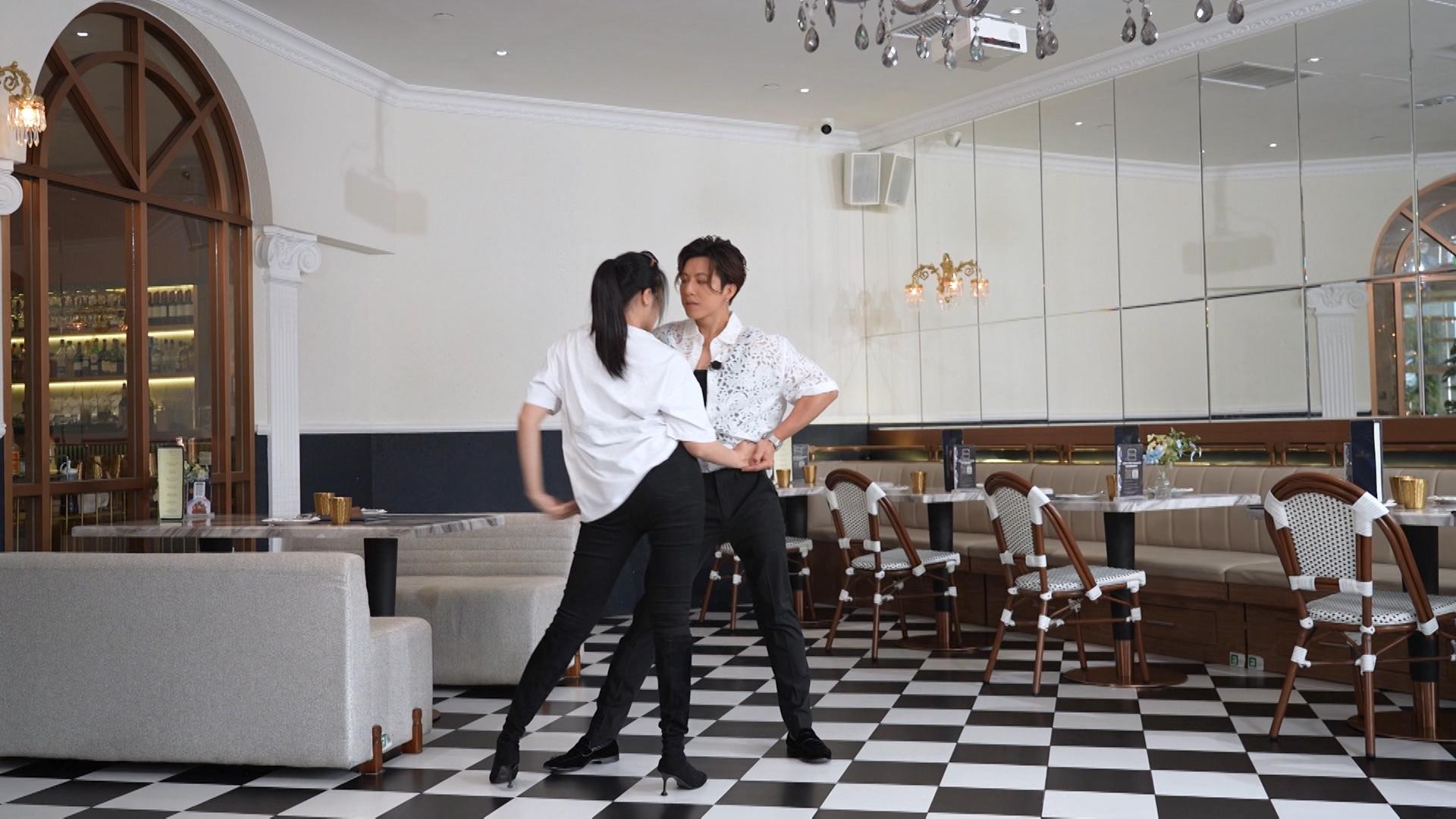 兩人合作示範拉丁舞,重現19年前一起共舞的畫面。