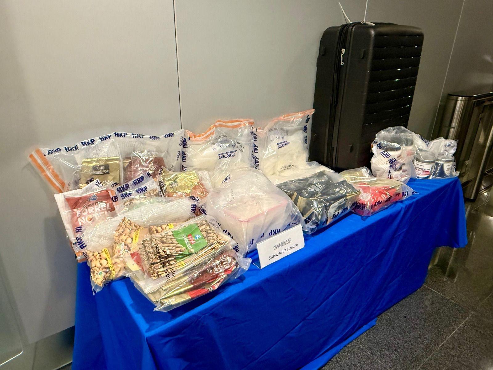 警方在行動中檢獲338公斤不同種類毒品。