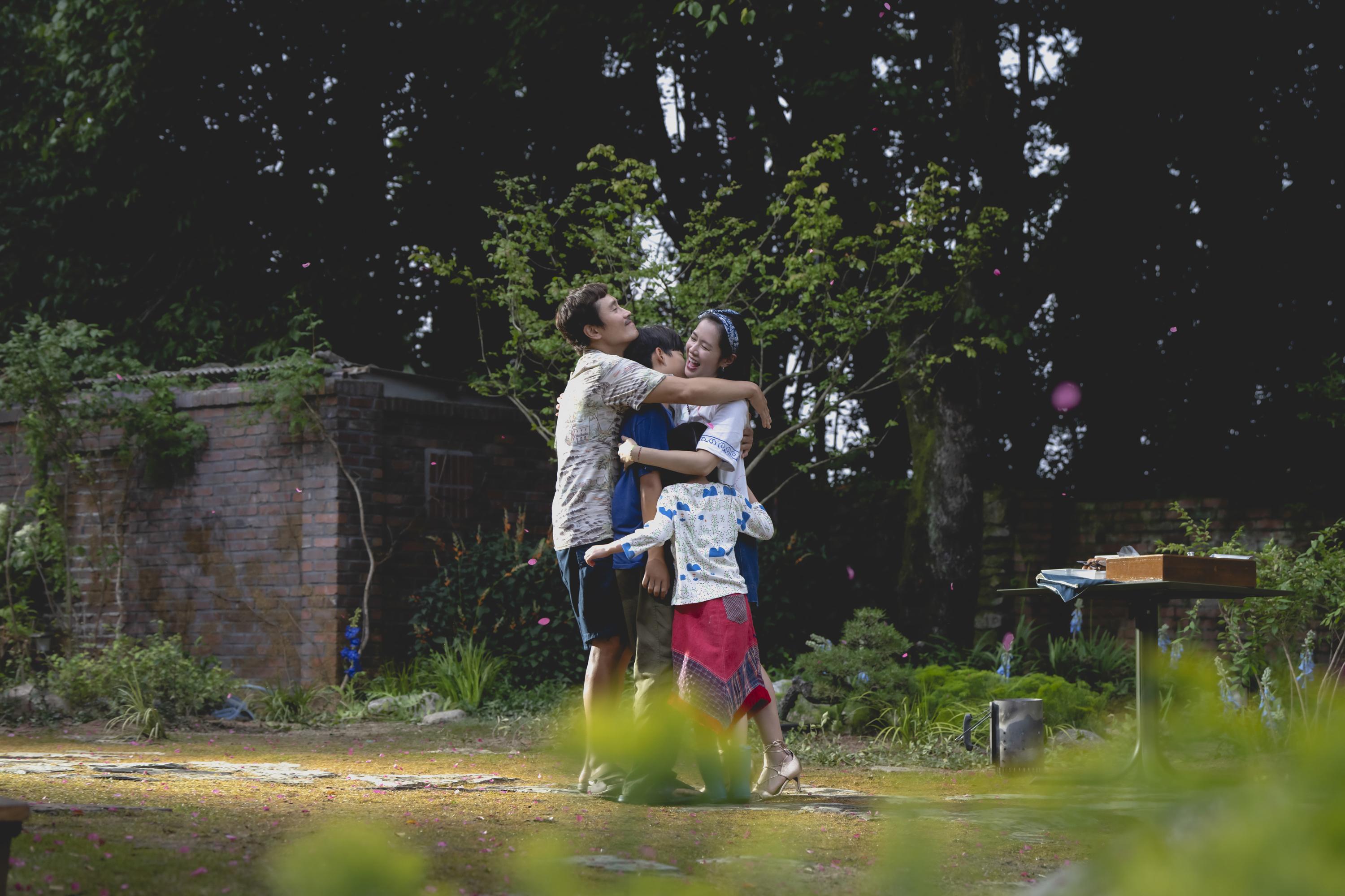 李秉憲與孫藝珍在《選擇有罪》中扮演夫妻。