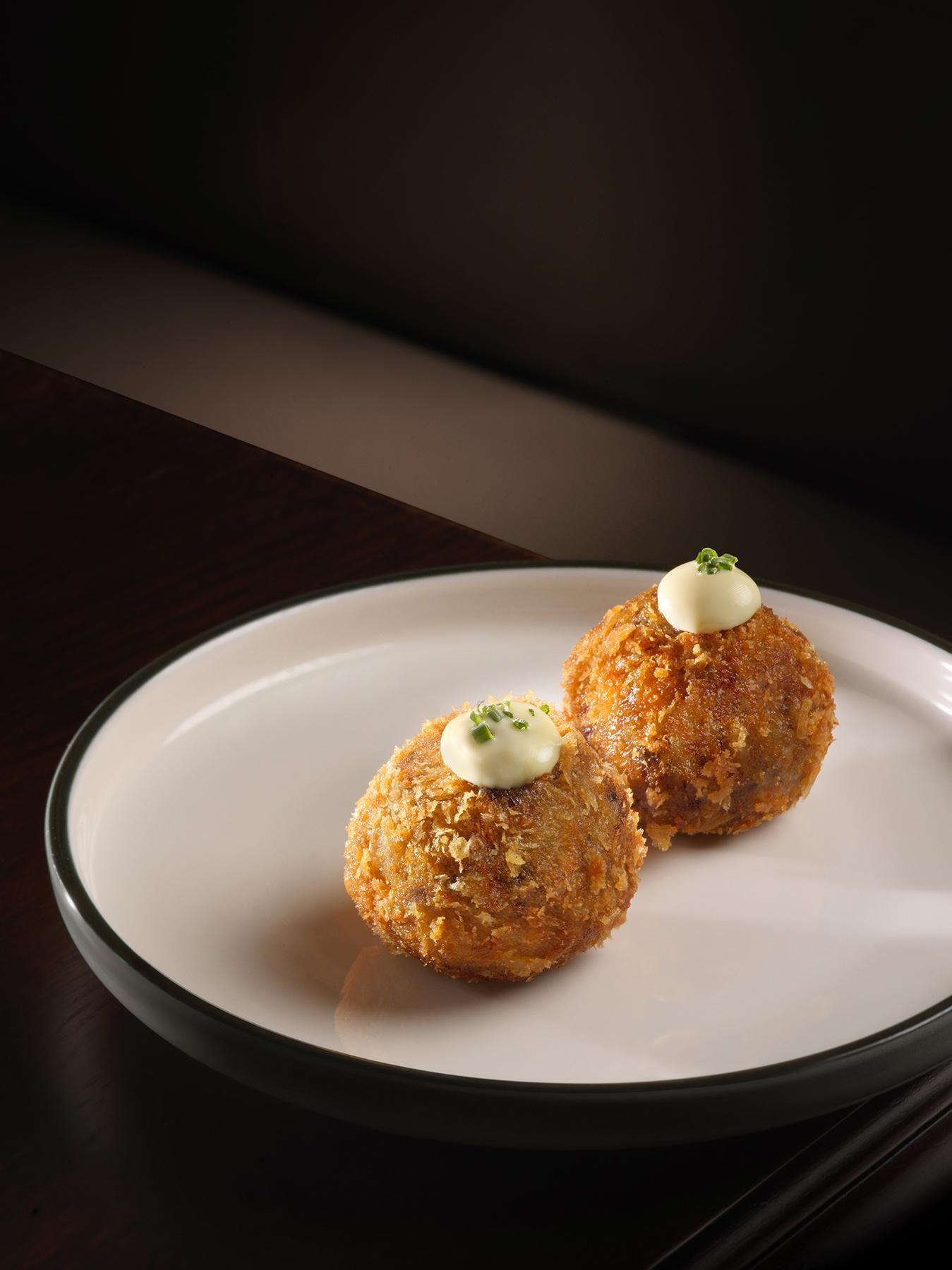 Oxtail Croquettes (2件$98/4件$188) 炸牛尾球帶有骨膠原及肉汁,每一口都很豐富,配蒜香醬吃下不會太乾身。