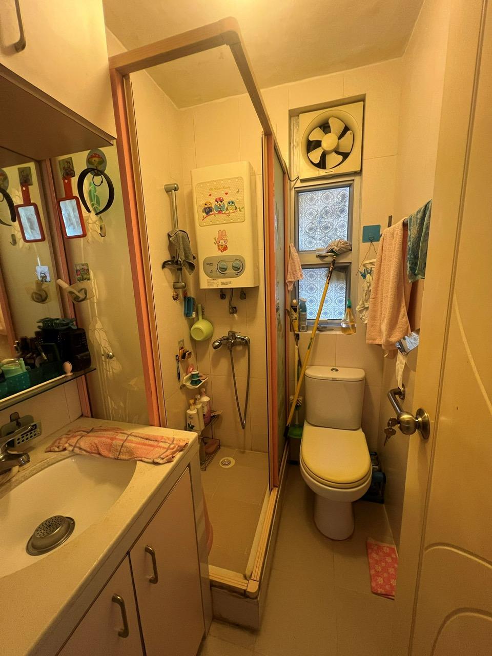 浴室為明廁,面積不算細小。(代理提供)