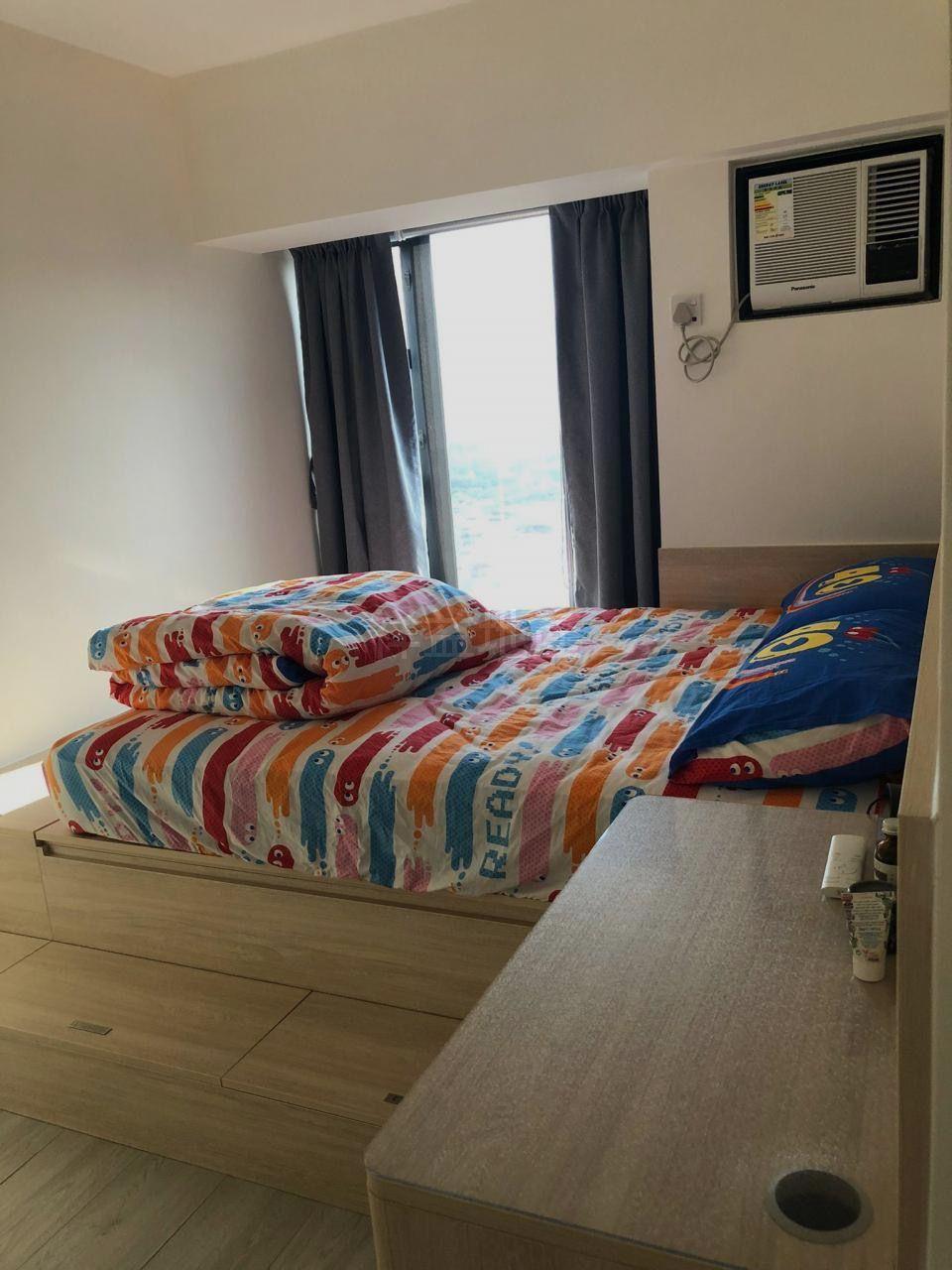 單位主人房設有收納地台,裝修新淨實用。(代理提供)