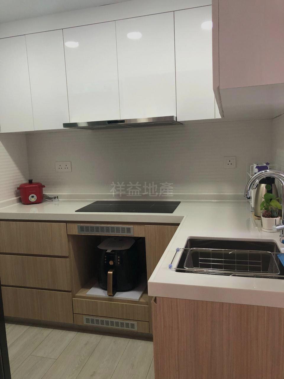 廚房空間充足,配套齊全新淨。(代理提供)