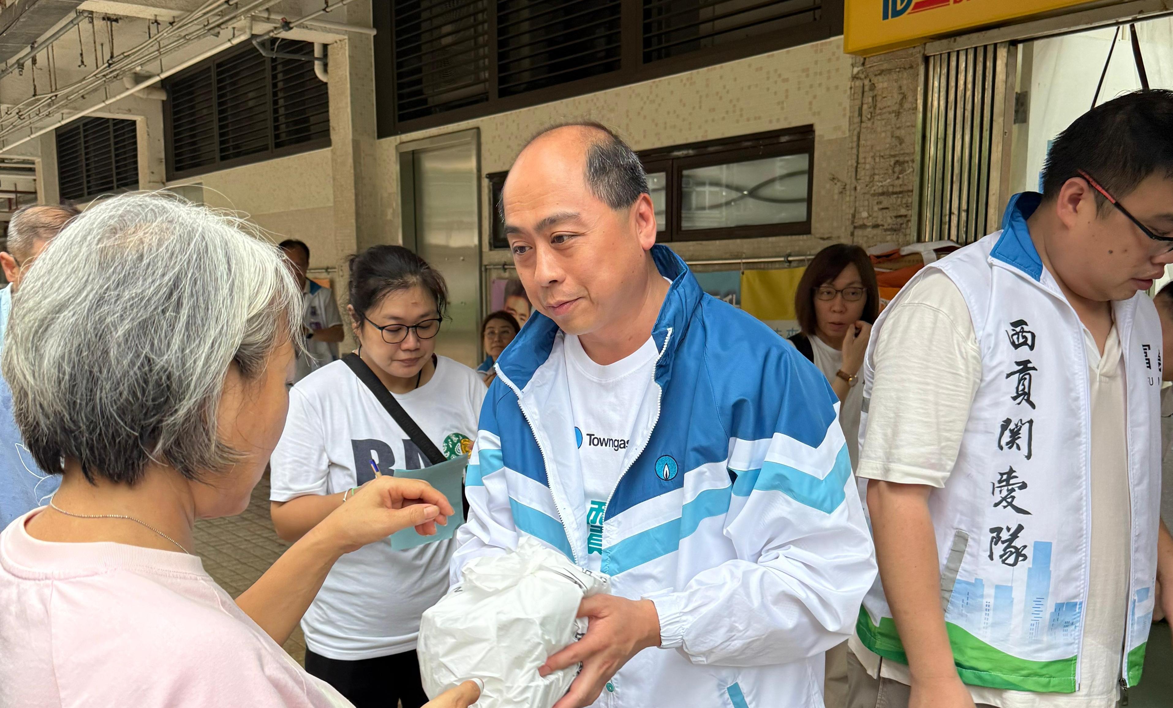 煤氣公司管理層及煤氣溫馨義工隊今日組成多支隊伍,前往各區派送食物。(媒氣公司圖片)